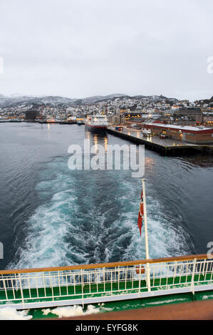 Verlassen dem Hafen von Harstad an Bord der Hurtigruten-Schiff MS Nordlys, die größte Stadt auf den Vesteralen Inseln; Norwegen Stockfoto