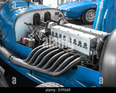 Detail des Motors und der Auspuff eines blauen Vintage Rennwagens. Stockfoto