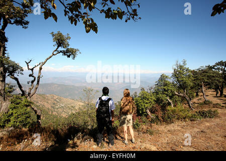 Touristen auf dem Kumaon Trek im indischen Himalaya Wandern; Utaranchal, Indien Stockfoto