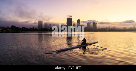 Ein Mann in einer K1 racing Kajak auf dem Swan River bei Sonnenaufgang. Stockfoto