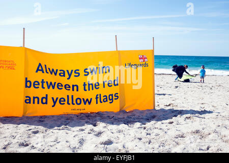 RNLI gelb Schwimmen am Strand von Portreath in Cornwall Banner. Stockfoto