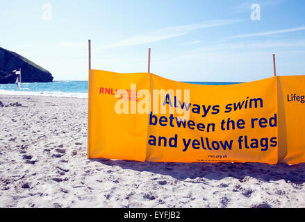 RNLI gelb Schwimmen am Strand von Portreath in Cornwall Banner. Stockfoto