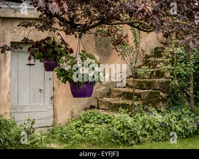 Tür und Schritte, alten Cottage in der kleinen mittelalterlichen Stadt St-eulalie-d'Olt, Frankreich Stockfoto