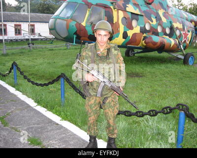 Der Soldat auf Kontrolle Kontrollpunkt. Kontrolle über den Modus der Aufnahme. Stockfoto