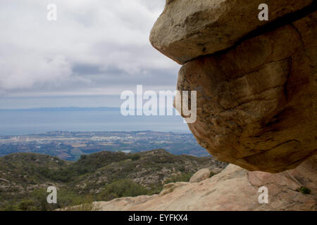 Blick auf die Stadt und das Meer von einer Berghöhle Stockfoto