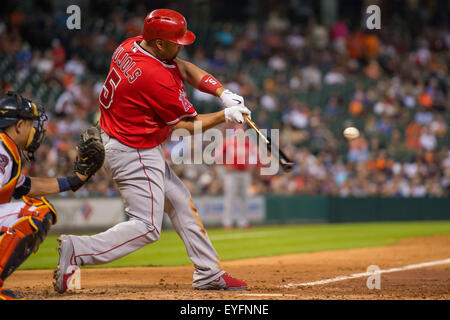 Houston, TX, USA. 28. Juli 2015. Los Angeles Angels bezeichnet Hitter Albert Pujols (5) Fledermäuse während der 5. Inning ein Hauptliga-Baseball-Spiel zwischen der Houston Astros und die Los Angeles Angels im Minute Maid Park in Houston, Texas. Trask Smith/CSM/Alamy Live-Nachrichten Stockfoto