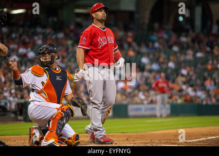 Houston, TX, USA. 28. Juli 2015. Los Angeles Angels bezeichnet Hitter Albert Pujols (5) Fledermäuse während der 5. Inning ein Hauptliga-Baseball-Spiel zwischen der Houston Astros und die Los Angeles Angels im Minute Maid Park in Houston, Texas. Trask Smith/CSM/Alamy Live-Nachrichten Stockfoto