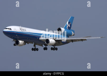Avient McDonell Douglas DC-10F auf Finale Runway 31. Stockfoto