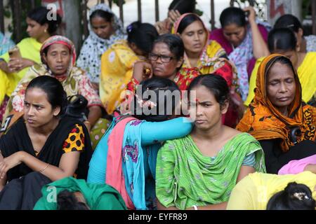 Dhaka, Bangladesch. 28. Juli 2015. Mitarbeiter von Swan Kleider sammeln vor dem National Press Club in Dhaka während einer Demonstration für die sofortige Auszahlung ihrer Löhne Da die Fabrik im April 2015 geschlossen angesammelt. Stockfoto