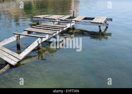 Alte verdorbene Boot Brücke in eine Geisterstadt. Stockfoto