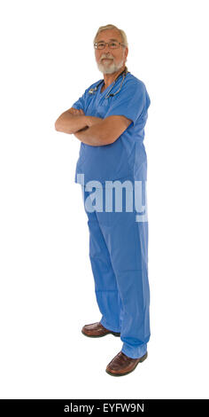 Männlichen Arzt gekleidet in scheuert sich mit verschränkten Armen Blick in die Kamera Stockfoto