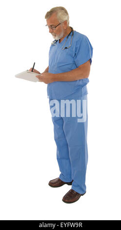 Männlichen Arzt gekleidet in Scrubs auf Karte schreiben Stockfoto