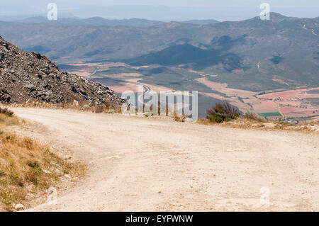 Blick von der historischen Swartberg (schwarzer Berg)-Passhöhe. Die Straße zwischen Stockfoto