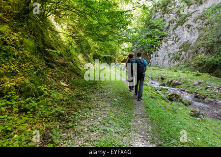 Mutter und Sohn auf einem Berg Wandern Wanderweg entlang eines Flusses Stockfoto