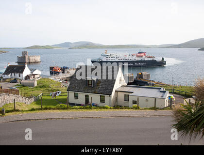 Caledonian MacBrayne Fähre um Castlebay die größte Siedlung in Barra, äußeren Hebriden, Schottland, Vereinigtes Königreich Stockfoto