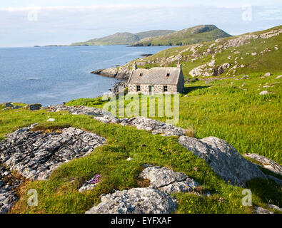Verlassene verfallene Croft Ferienhaus in Küstenlage auf Insel Vatersay, Barra, äußeren Hebriden, Schottland, UK Stockfoto