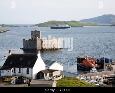 Caledonian MacBrayne Fähre um Castlebay die größte Siedlung in Barra, äußeren Hebriden, Schottland, Vereinigtes Königreich Stockfoto