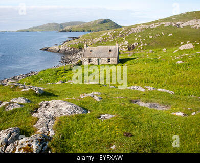Verlassene verfallene Croft Ferienhaus in Küstenlage auf Insel Vatersay, Barra, äußeren Hebriden, Schottland, UK Stockfoto
