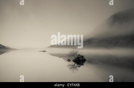 Ein noch nebliger Morgen bei scheut Tarn, einem kleinen Bergsee im Langdale Tal, in der Lake District National Park, Cumbria Stockfoto