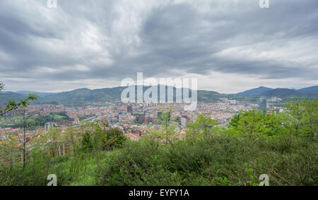 Bilbao und Pagasarri Skyline von Artxanda Berg, stürmischer Tag Stockfoto