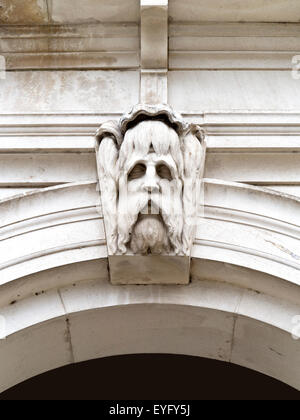 Detail der Skulptur an der Trinkhalle in der Nähe der Tazza Brunnen im italienischen Garten in Kensington Gardens, London UK Stockfoto