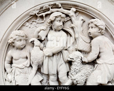 Detail der Skulptur an der Trinkhalle in der Nähe der Tazza Brunnen im italienischen Garten in Kensington Gardens, London UK Stockfoto