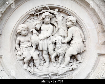 Detail der Skulptur an der Trinkhalle in der Nähe der Tazza Brunnen im italienischen Garten in Kensington Gardens, London UK Stockfoto