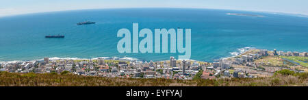 Panorama von Sea Point und Robben Island vom Signal Hill in Kapstadt gesehen Stockfoto