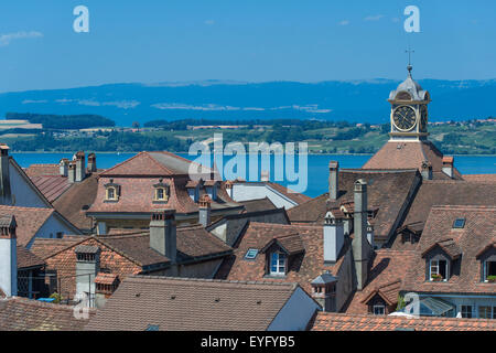 Blick auf die Dächer des historischen Zentrums, Murtensees hinter Murten oder Murten, Kanton Freiburg, Schweiz Stockfoto