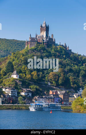 Kreuzfahrtschiff vorbei an der Kaiserburg und der Stadt Cochem an der Mosel, Moseltal, Rheinland-Pfalz Stockfoto