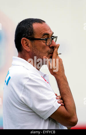 Trento, Italien. 24. Juli 2015. Maurizio Sarri (Napoli) Fußball: Vorsaison Freundschaftsspiel zwischen Napoli 5-2 Feralpi Salo Stadium Trento in Trento, Italien. © Maurizio Borsari/AFLO/Alamy Live-Nachrichten Stockfoto