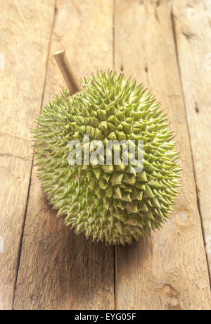 Durian frische gelbe Frucht auf hölzernen Hintergrund Stockfoto