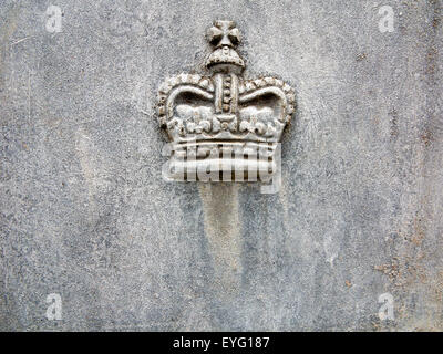 Ein Royal Crown-Motiv in Blei auf der Seite eine Blei-Pflanzer gegossen Stockfoto