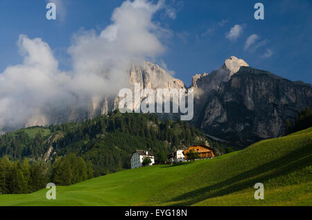 Italien Dolomiten Sassongher Puez-Geisler Naturpark und Colfosco Dorf im Gadertal Stockfoto