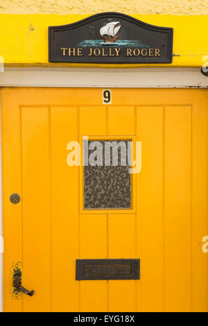 Großbritannien, Wales, Gwynedd, Aberdovey, Copperhill Street, orange lackiert Hütte Tür mit Jolly Roger zu unterzeichnen Stockfoto