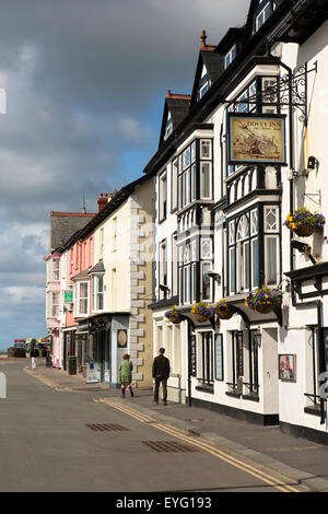 Großbritannien, Wales, Gwynedd, Aberdovey, Terrasse mit Meerblick, Dovey Inn, Gehirne Brauereiwirtschaft direkt am Meer Stockfoto