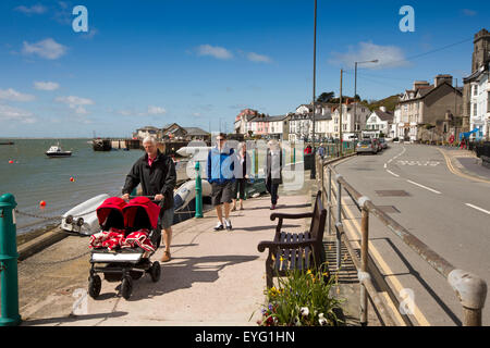 Großbritannien, Wales, Gwynedd, Aberdovey, Besucher zu Fuß entlang der Strandpromenade Stockfoto