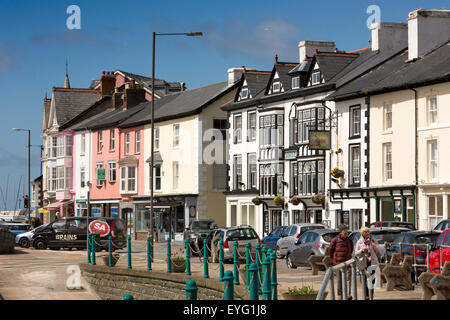 Großbritannien, Wales, Gwynedd, Aberdovey, Strandpromenade Eigenschaften gegenüberliegenden Hafen Stockfoto