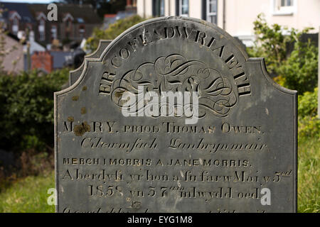 England, Wales, Gwynedd, Aberdovey, Schiefer Walisisch 1858 Grabstein im Friedhof Stockfoto