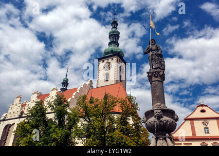 Die Dekanatskirche der Verklärung auf dem Berg Tabor und Statue eines Ritters Koudelka, Tabor - die Stadt der Hussiten, Südböhmen Tschechien Stockfoto