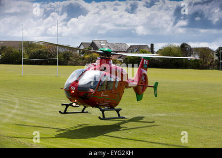 Großbritannien, Wales, Gwynedd, Towyn, Wales Air Ambulance abheben von Tywyn Spielfelder Stockfoto