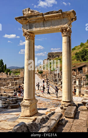 Teil der Überreste der Hardian Tor an der antiken griechischen/römischen Reiches Ephesus in der Nähe von Selcuk, Kusadasi, Türkei. Anatolien. Stockfoto