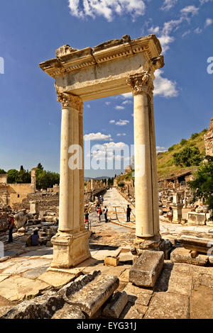 Teil der Überreste der Hardian Tor an der antiken griechischen/römischen Reiches Ephesus in der Nähe von Selcuk, Kusadasi, Türkei. Anatolien. Stockfoto