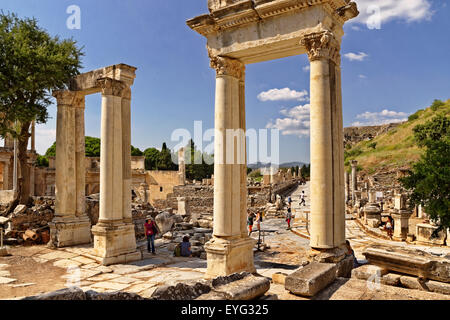 Reste der Hardian Tor an der antiken griechischen/römischen Reiches Ephesus in der Nähe von Selcuk, Kusadasi, Türkei. Anatolien. Stockfoto