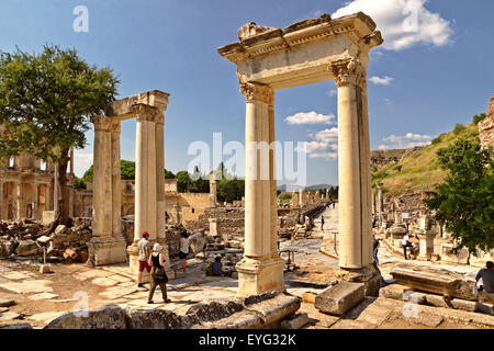 Reste der Hardian Tor an der antiken griechischen/römischen Reiches Ephesus in der Nähe von Selcuk, Kusadasi, Türkei. Anatolien. Stockfoto