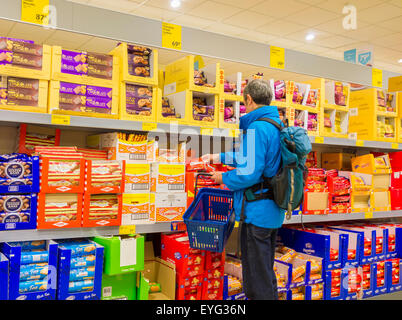 Reifer Mann im Aldi-Shop einkaufen. UK Stockfoto