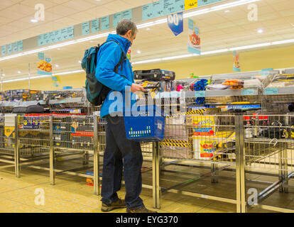 Reifer Mann im Aldi-Shop einkaufen. UK Stockfoto