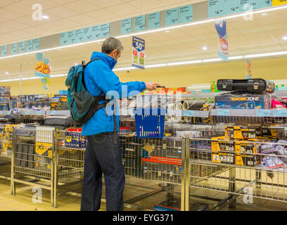 Reifer Mann im Aldi-Shop einkaufen. UK Stockfoto