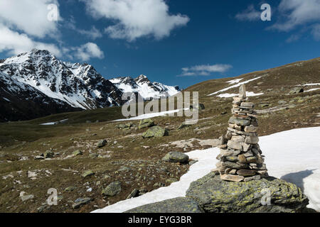 Italien Lombardei Stilfserjoch Nationalpark der Alpen Rezzalo Valley peaks: Corno dei Becchi und Cima Savoretta Stein Heap Trail Zeichen Stockfoto