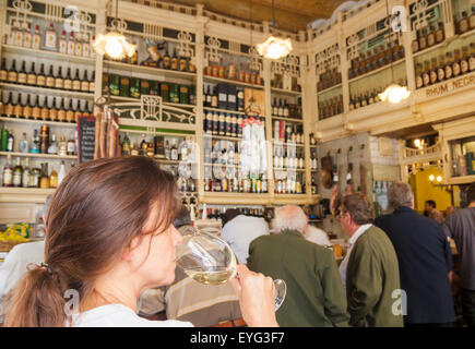 Frau mit Glas Wein in der berühmten El Rinconcillo Tapas-Bar in Sevilla, Andalusien, Spanien. Woman Modell veröffentlicht Stockfoto